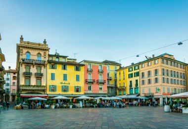 Lugano, İsviçre, 24 Temmuz 2017: İnsanlar Lugano, Switzerlan merkezi kare aracılığıyla gezinme