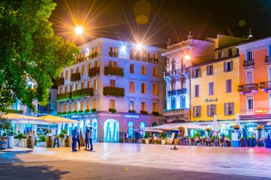 Lugano, İsviçre, 24 Temmuz 2017: Lugano, Switzerlan merkezi kare gece görünümü