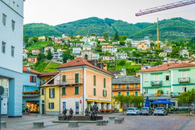 Locarno, İsviçre, 25 Temmuz 2017: İsviçre şehir Locarn merkezinde bir sokak görünümünü
