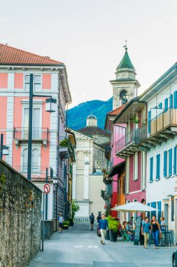 Locarno, İsviçre, 25 Temmuz 2017: İsviçre şehir Locarn merkezinde bir sokak görünümünü