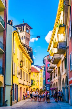 Bellinzona, İsviçre, Temmuz 26, sokak 2017:Narrow Swiss şehir Bellinzon ortasına