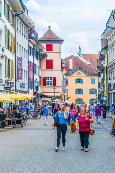 Solothurn Svájc 2017 Július Emberek Sétálnak Keresztül Egy Szűk Utcában — Stock Fotó