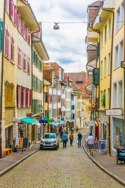 Solothurn Schweiz Juli 2017 Människor Strosat Smal Gata Det Historiska — Stockfoto