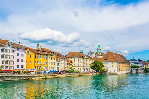 Solothurn Schweiz Juli 2017 Menschen Spazieren Ufer Der Aare Durch — Stockfoto