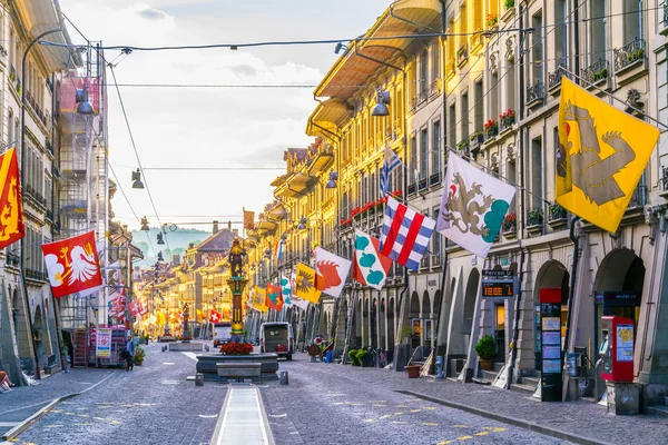 Bern, İsviçre, 18 Temmuz 2017: Zahringerbrunnen Çeşme Kramgasse - Bern, Switzerlan ana cadde üzerinde