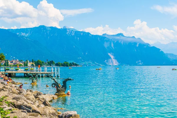 Vevey Szwajcaria Lipca 2017 Mieszkańcy Cieszą Się Słoneczny Dzień Plaży — Zdjęcie stockowe