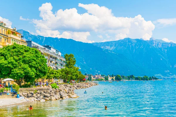 Vevey Szwajcaria Lipca 2017 Mieszkańcy Cieszą Się Słoneczny Dzień Plaży — Zdjęcie stockowe