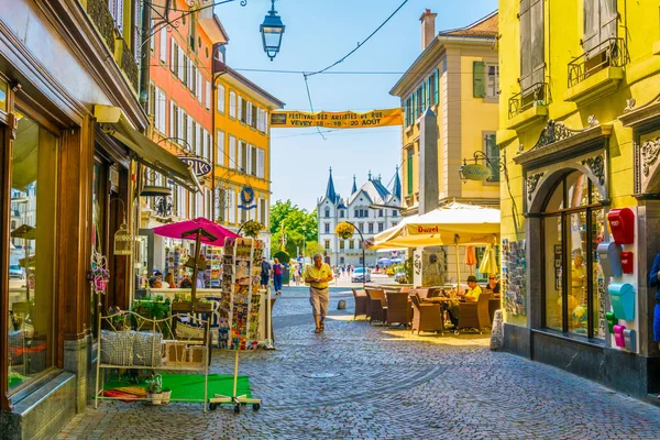 Vevey, İsviçre, 18 Temmuz 2017: Vevey, Switzerlan eski şehrin dar bir sokakta görünümünü