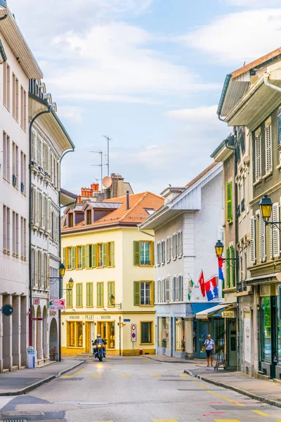 Nyon Szwajcaria Lipca 2017 Widok Wąskiej Uliczce Szwajcarskiej Miejscowości Nyon — Zdjęcie stockowe