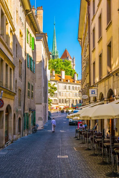 Geneva Suíça Julho 2017 Vista Uma Rua Estreita Cidade Suíça — Fotografia de Stock