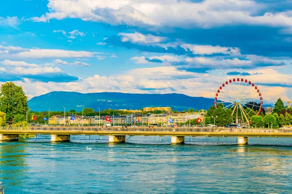 Geneva Switzerland July 2017 People Crossing Bridge River Rhone Swiss — Stock Photo, Image