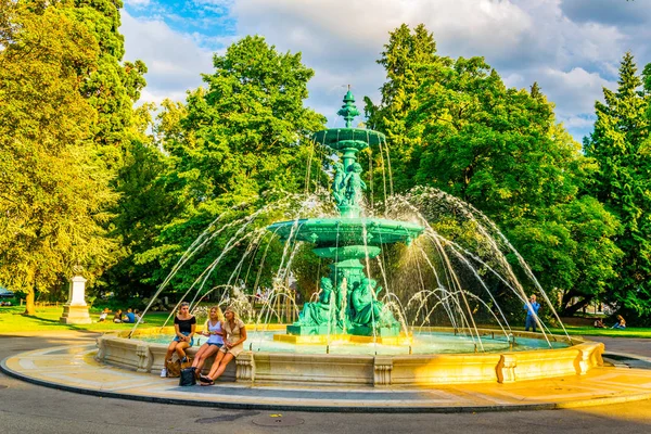 Женева Швейцарія Липня 2017 Люди Сидять Фонтан Парку Jardin Англе — стокове фото