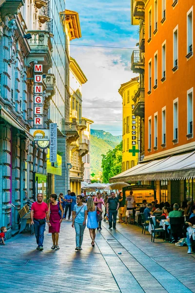 Lugano Schweiz Juli 2017 Menschen Schlendern Durch Eine Strasse Zentrum — Stockfoto