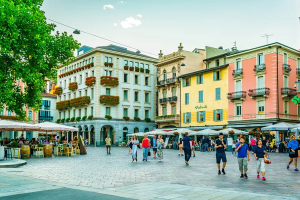 Lugano Schweiz Juli 2017 Människor Strosa Genom Centrala Torget Lugano — Stockfoto