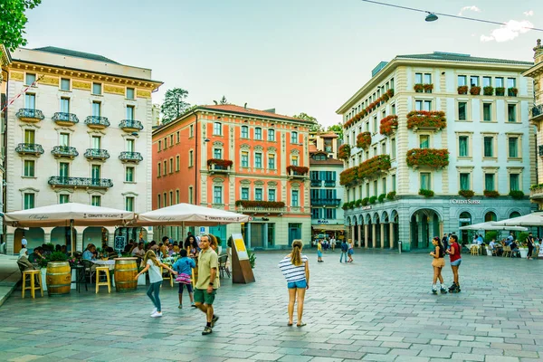 Lugano Zwitserland Juli 2017 Mensen Zijn Slenteren Door Centrale Plein — Stockfoto