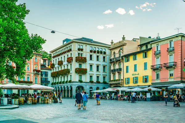 Lugano Suiza Julio 2017 Gente Está Paseando Por Plaza Central — Foto de Stock