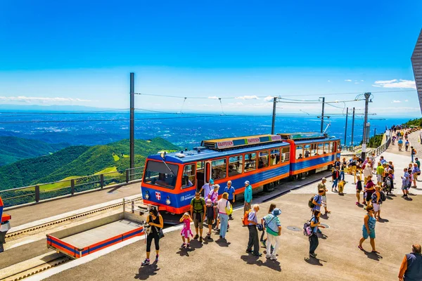 Lugano Svizzera Luglio 2017 Gente Lascia Treno Turistico Sulla Cima — Foto Stock