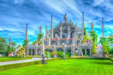 Isola Bella, İtalya, 27 Temmuz 2017: İnsanlar Borromeo saray bahçeleri içinde güzel çeşme yanındaki Isola Bella, Ital geziniyor