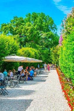 Isola Bella, İtalya, 27 Temmuz 2017: İnsanlar Isola Bella, Ital Borromeo sarayının bahçeleri içinde bir kafede oturuyor