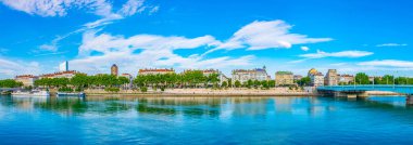 Lyon, Fransa, 23 Temmuz 2017: Rhone Riverside nehir arka planda Lyon, Frangı olarak Part Dieu merkezi ile