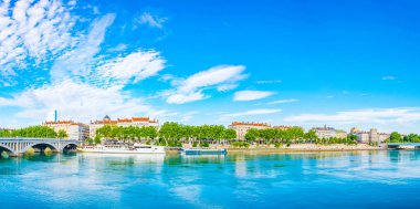 Lyon, Fransa, 23 Temmuz 2017: Rhone Riverside nehir arka planda Lyon, Frangı olarak Part Dieu merkezi ile