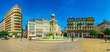 Lyon, Fransa, 22 Temmuz 2017: İnsanlar Place des Jacobins Lyon, Frangı üzerinde güzel bir mermer çeşme hayran