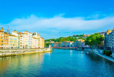 Lyon, Fransa, 22 Temmuz 2017: Bir güneşli yaz günü, Frangı sırasında Lyon Riverside Saone Nehri