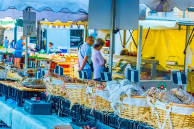 Lyon, Fransa, 22 Temmuz 2017: İnsanlar bir semt pazarı Frangı Lyon Merkezi aracılığıyla gezinme