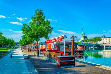 Lyon, Fransa, 22 Temmuz 2017: Riverside mesire Lyon rhone nehirde bir güneşli yaz günü, Frangı sırasında