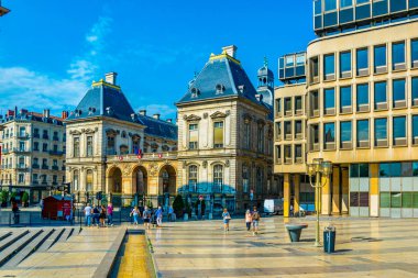 Lyon, Fransa, 22 Temmuz 2017: İnsanlar Lyon, Frangı Belediye Binası önünde gezinme