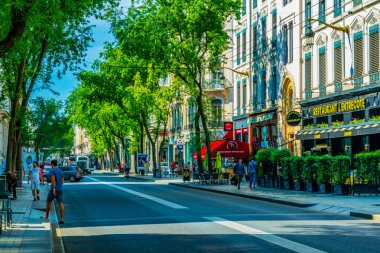 Lyon, Fransa, 22 Temmuz 2017: İnsanlar tarihi merkezi Lyon, Frangı dar bir sokakta aracılığıyla gezinme