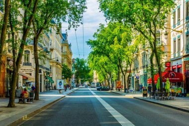 Lyon, Fransa, 22 Temmuz 2017: İnsanlar tarihi merkezi Lyon, Frangı dar bir sokakta aracılığıyla gezinme