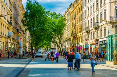 Lyon, Fransa, 22 Temmuz 2017: İnsanlar tarihi merkezi Lyon, Frangı dar bir sokakta aracılığıyla gezinme