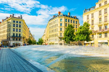 Lyon, Fransa, 22 Temmuz 2017: Place de la Republique'ye büyük çeşmeden Frangı hakim Lyon tarihi merkezi
