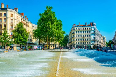 Lyon, Fransa, 22 Temmuz 2017: Place de la Republique'ye büyük çeşmeden Frangı hakim Lyon tarihi merkezi