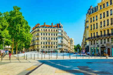 Lyon, Fransa, 22 Temmuz 2017: Place de la Republique'ye büyük çeşmeden Frangı hakim Lyon tarihi merkezi
