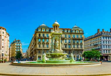 Lyon, Fransa, 22 Temmuz 2017: İnsanlar Place des Jacobins Lyon, Frangı üzerinde güzel bir mermer çeşme hayran