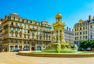 Lyon, Fransa, 22 Temmuz 2017: İnsanlar Place des Jacobins Lyon, Frangı üzerinde güzel bir mermer çeşme hayran