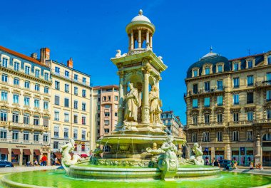 Lyon, Fransa, 22 Temmuz 2017: İnsanlar Place des Jacobins Lyon, Frangı üzerinde güzel bir mermer çeşme hayran