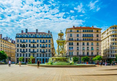 Lyon, Fransa, 22 Temmuz 2017: İnsanlar Place des Jacobins Lyon, Frangı üzerinde güzel bir mermer çeşme hayran