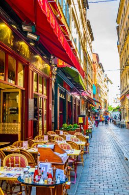 Lyon, Fransa, 22 Temmuz 2017: restoranlar dolu dar bir sokak, Lyon, Frangı gelmek ilk müşteriler için bekliyor