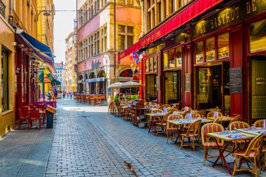Lyon, Fransa, 22 Temmuz 2017: restoranlar dolu dar bir sokak, Lyon, Frangı gelmek ilk müşteriler için bekliyor