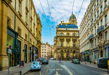 Lyon, Fransa, 22 Temmuz 2017: İnsanlar Lyon, Frangı Belediye Binası önünde gezinme