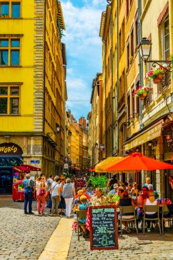 Lyon, Fransa, 22 Temmuz 2017: İnsanlar aracılığıyla Lyon, Fransa'nın eski şehrin dar bir sokakta geziniyor
