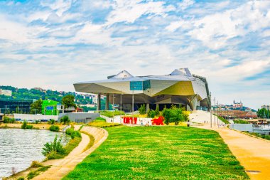 Lyon, Fransa, 22 Temmuz 2017: Lyon, Fransa Saone ve Rhone nehirlerdeki izdiham yer alan bir bilim ve Antropoloji Müzesi Musée des akışlar olduğunu