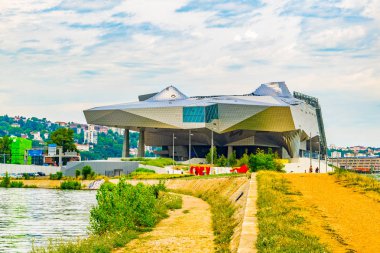 Lyon, Fransa, 22 Temmuz 2017: Lyon, Fransa Saone ve Rhone nehirlerdeki izdiham yer alan bir bilim ve Antropoloji Müzesi Musée des akışlar olduğunu