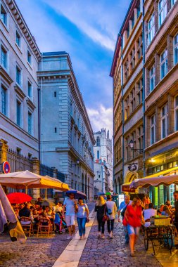 Lyon, Fransa, 22 Temmuz 2017: İnsanlar eski kasaba lyon günbatımı sırasında Frangı geziniyor