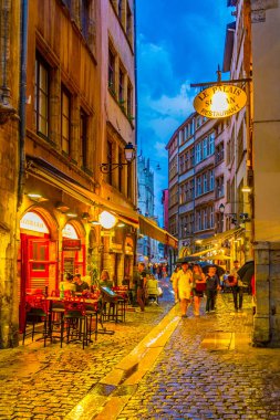 Lyon, Fransa, 22 Temmuz 2017: İnsanlar eski kasaba lyon günbatımı sırasında Frangı geziniyor