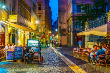 Lyon, Fransa, 22 Temmuz 2017: İnsanlar eski kasaba lyon günbatımı sırasında Frangı geziniyor