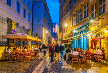 Lyon, Fransa, 22 Temmuz 2017: İnsanlar eski kasaba lyon günbatımı sırasında Frangı geziniyor